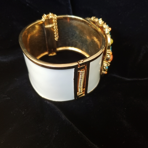 Large medallion on Gray enamel hinged cuff bracelet - Picture 5 of 5